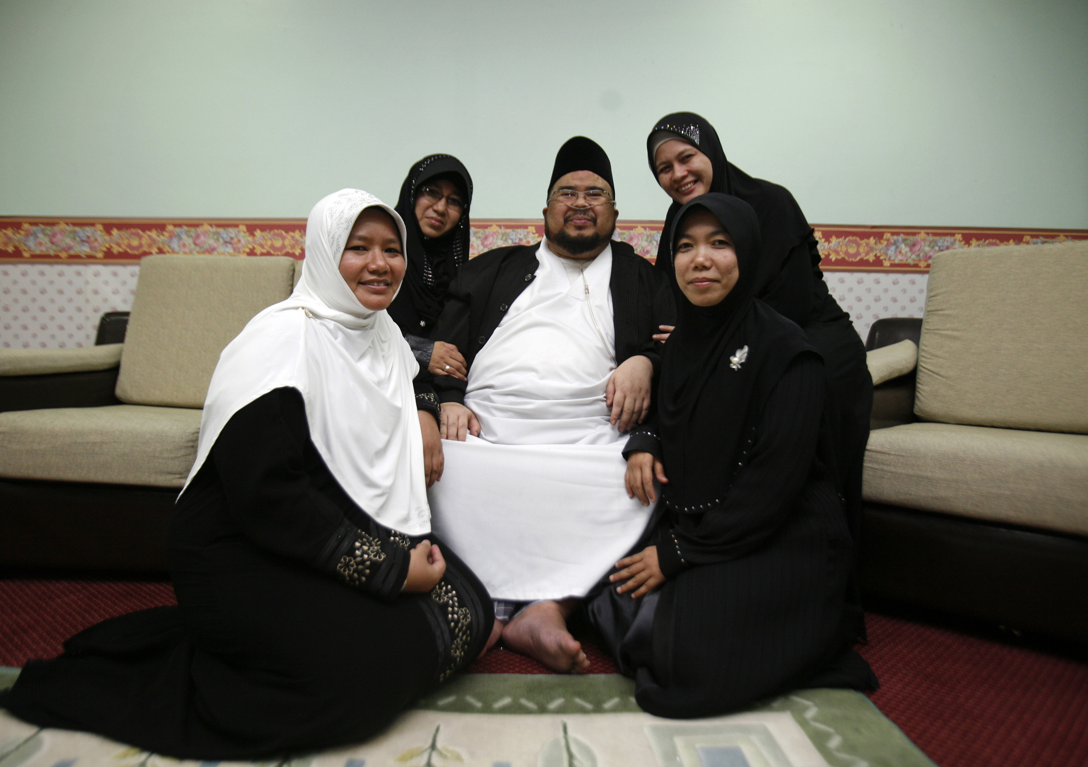 Малайзиец и его жёны/Reuters