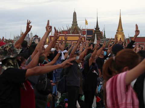 Протестующие в Таиланде призывают к реформе монархии и всеобщей забастовке