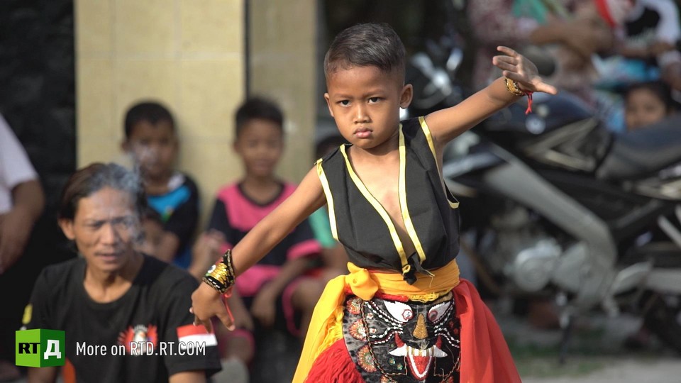 sexual exploitation of dancing boys in Java