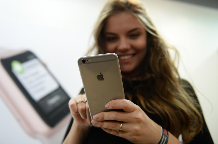 СМИ рассказали, с какого расстояния хакеры могут подключиться к Siri