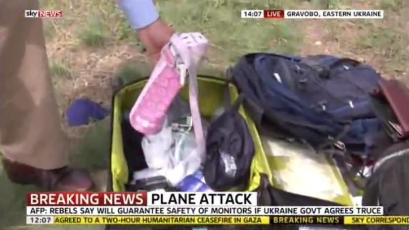 Репортёр SkyNews в прямом эфире вытащил вещи из чемодана пассажирки разбившегося Boeing 777