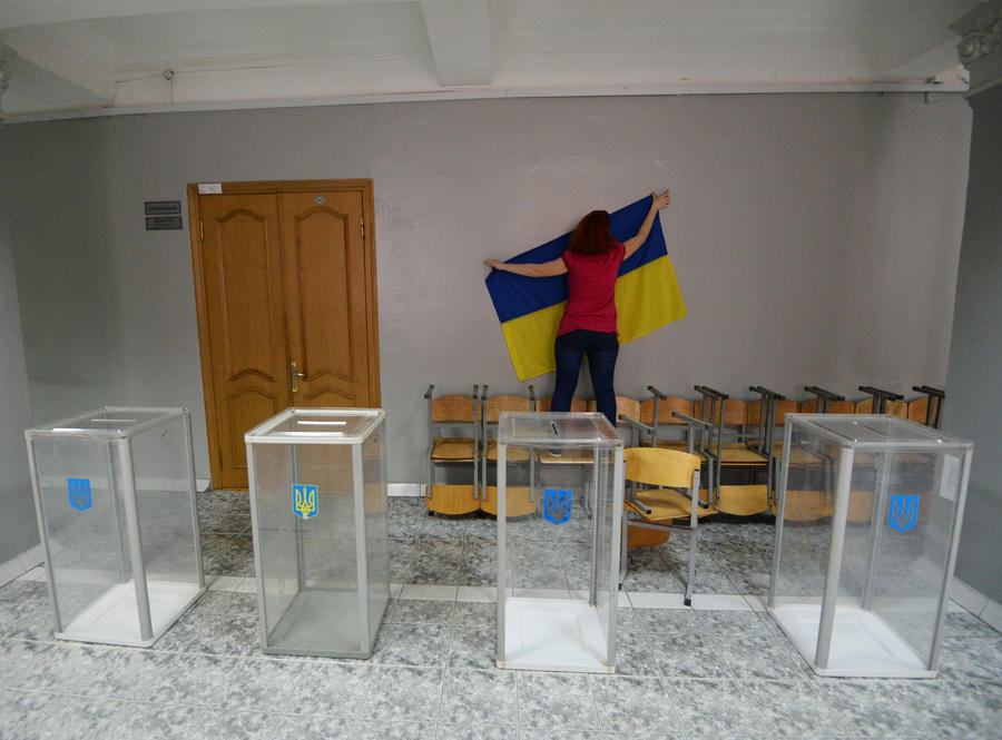 На Украине проходят президентские выборы, юго-восток страны их бойкотирует