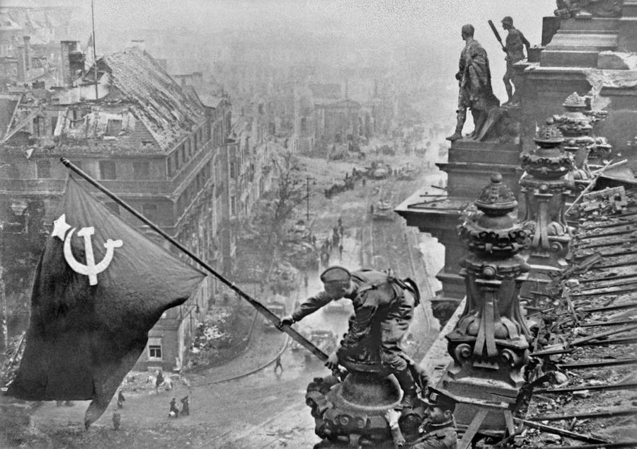 70 лет назад советские воины подняли Знамя Победы над Рейхстагом