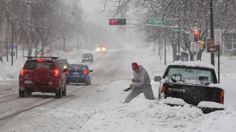 США накрыла снежная буря: погибли шесть человек, без света остаются 280 тыс. американцев