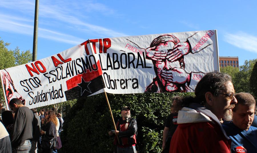 Сотни тысяч человек по всей Европе протестовали против торгового соглашения между ЕС и США
