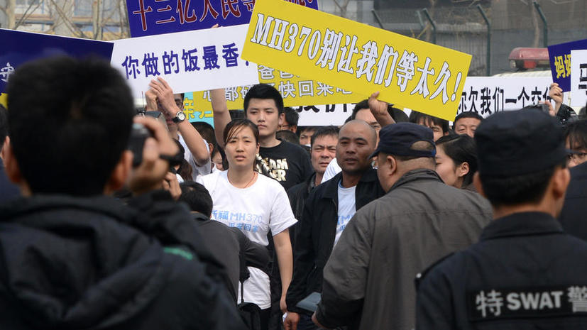 В Пекине семьи пассажиров пропавшего Boeing 777 пикетируют посольство Малайзии