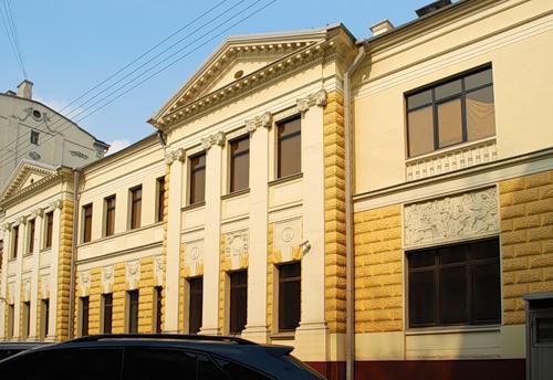 Уснувший за рулём водитель протаранил посольство Латвии в Москве