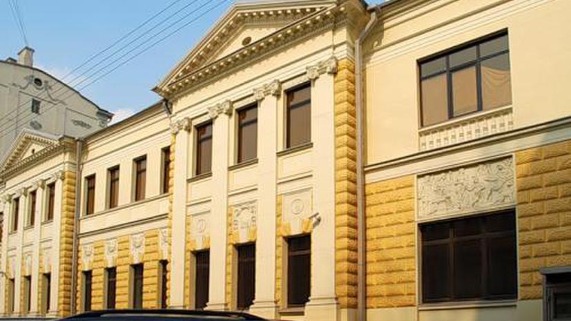 Уснувший за рулём водитель протаранил посольство Латвии в Москве
