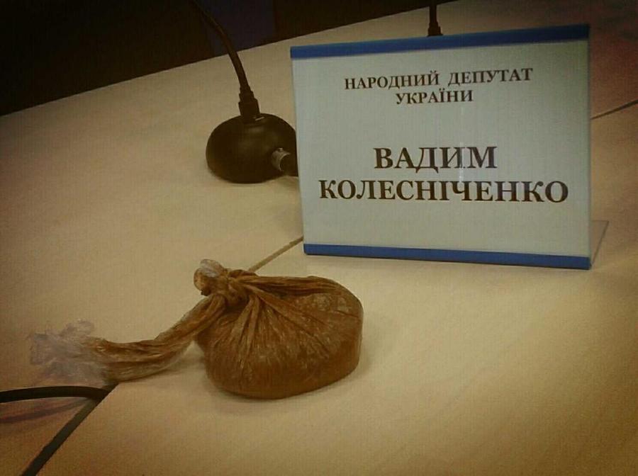 Украинская активистка кинула в депутата Верховной Рады два пакета с фекалиями