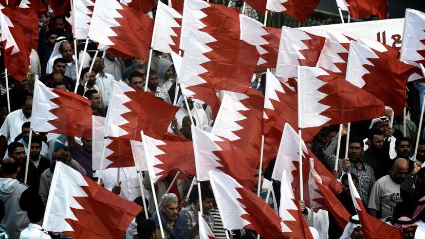 В Бахрейне участников мирной акции разгоняют при помощи гранат