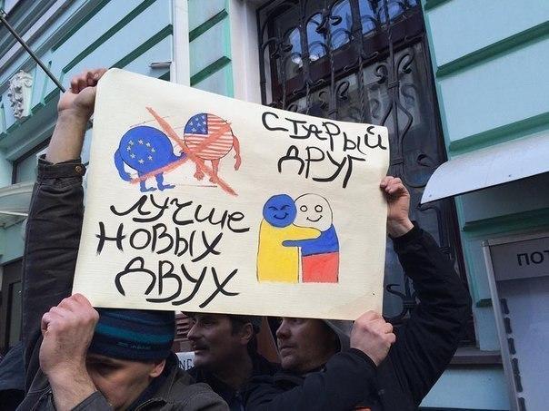 Сторонники федерализации Украины взяли под контроль здания в городе Славянске Донецкой области