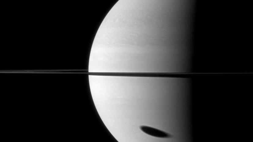 На спутнике Сатурна исчезают кратеры