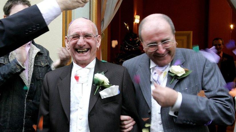 Британский парламент поддержал легализацию однополых браков