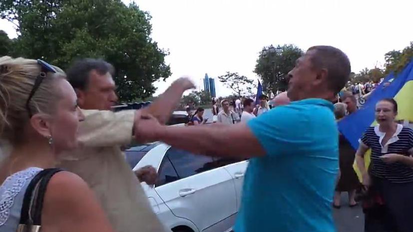 В Одессе сторонники киевских властей напали на хозяина автомобиля с георгиевской ленточкой