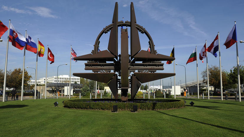 Член парламента Канады забыла в аэропорту важные документы НАТО