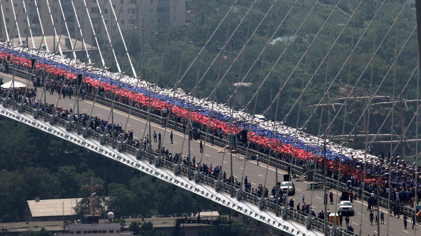 Жители Владивостока создали гигантское изображение российского флага