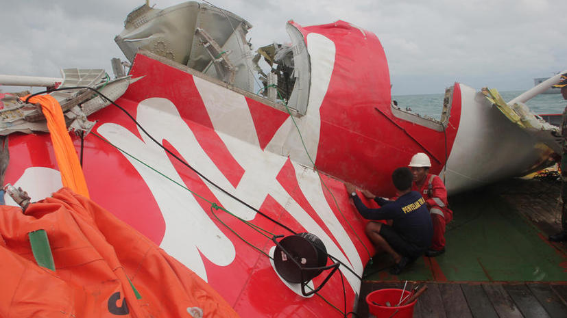 Индонезийские спасатели обнаружили тела двух пилотов рухнувшего лайнера AirAsia