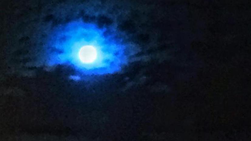 Пользователи соцсетей делятся фотографиями «голубой Луны»