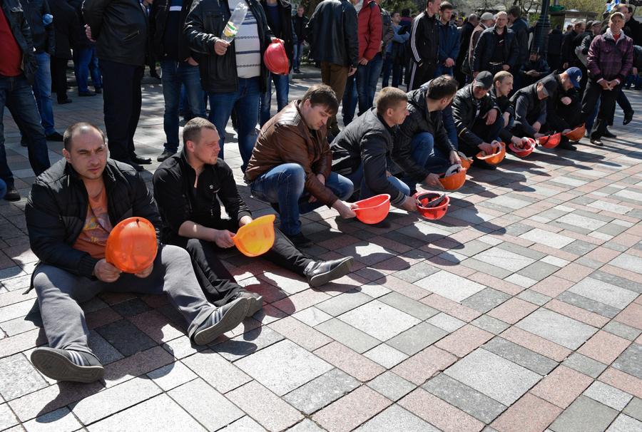 На митингующих в Киеве шахтёров напали националисты «Правого сектора»