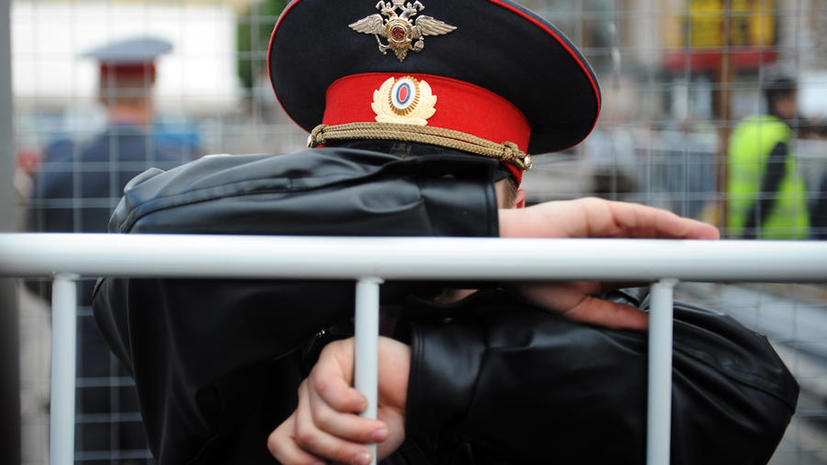 В Астрахани мужчина взял в заложники двух девочек и учителя