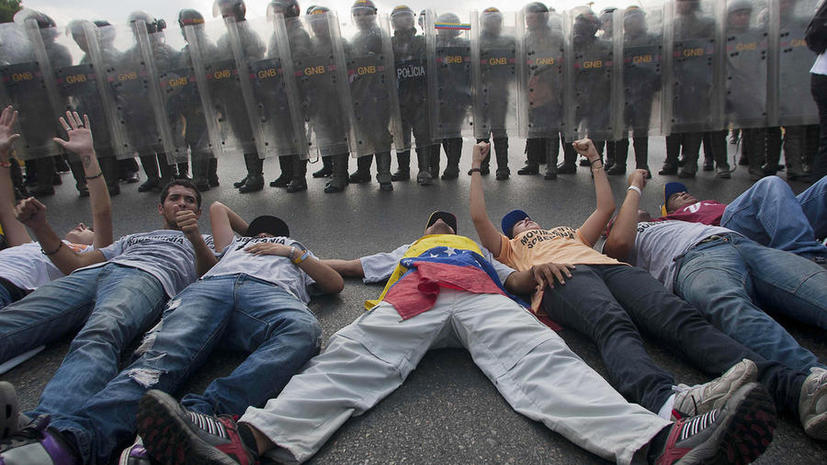 Полиция Каракаса применила слезоточивый газ против манифестантов