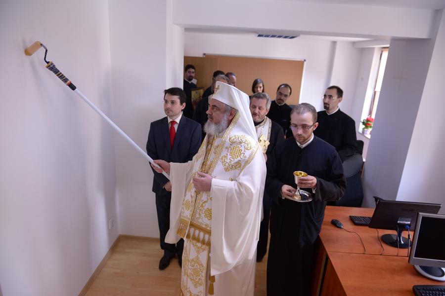Румынский патриарх освятил телестудию малярным валиком