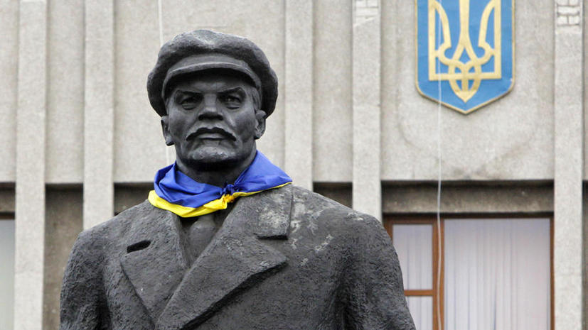 СМИ: Украинцы считают борьбу с советским прошлым бесполезной тратой времени