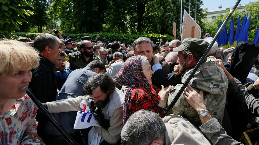 Провокации и задержания: как пытались сорвать День Победы в бывших советских республиках