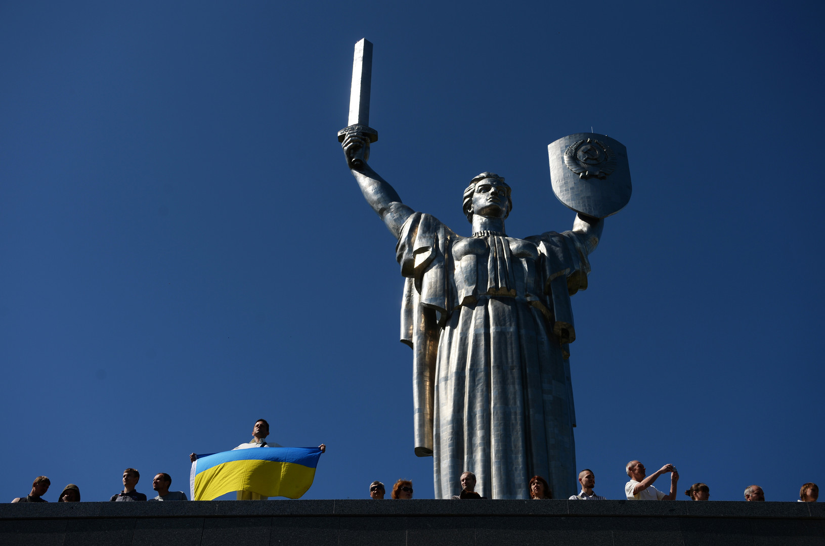 Ой, мамочки: в Киеве декоммунизируют «Родину-мать»