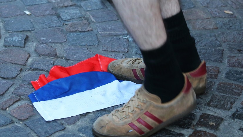 Английские болельщики осквернили российский флаг во французском Лилле