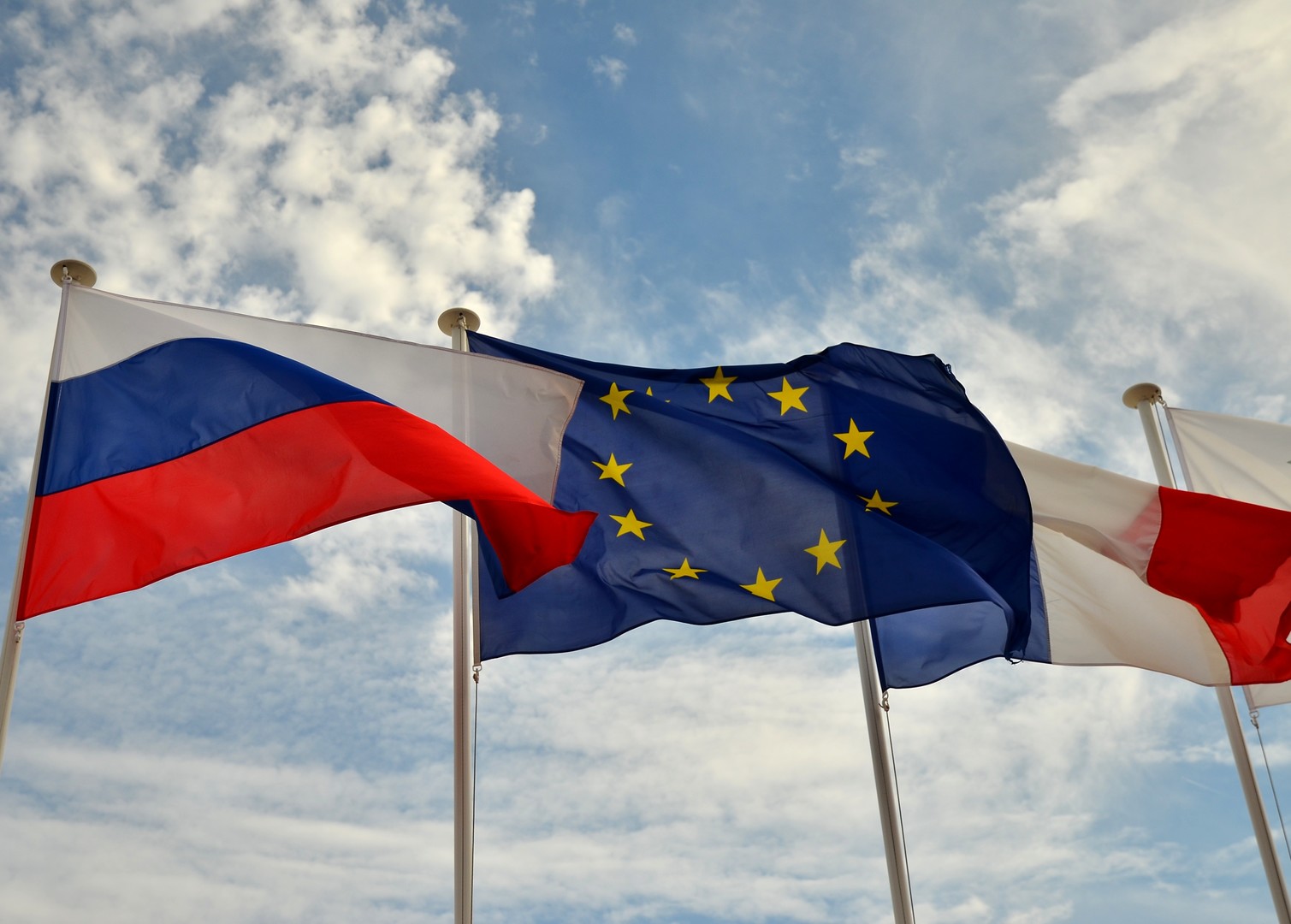 Сенат Франции 8 июня рассмотрит резолюцию о постепенном снятии санкций с РФ