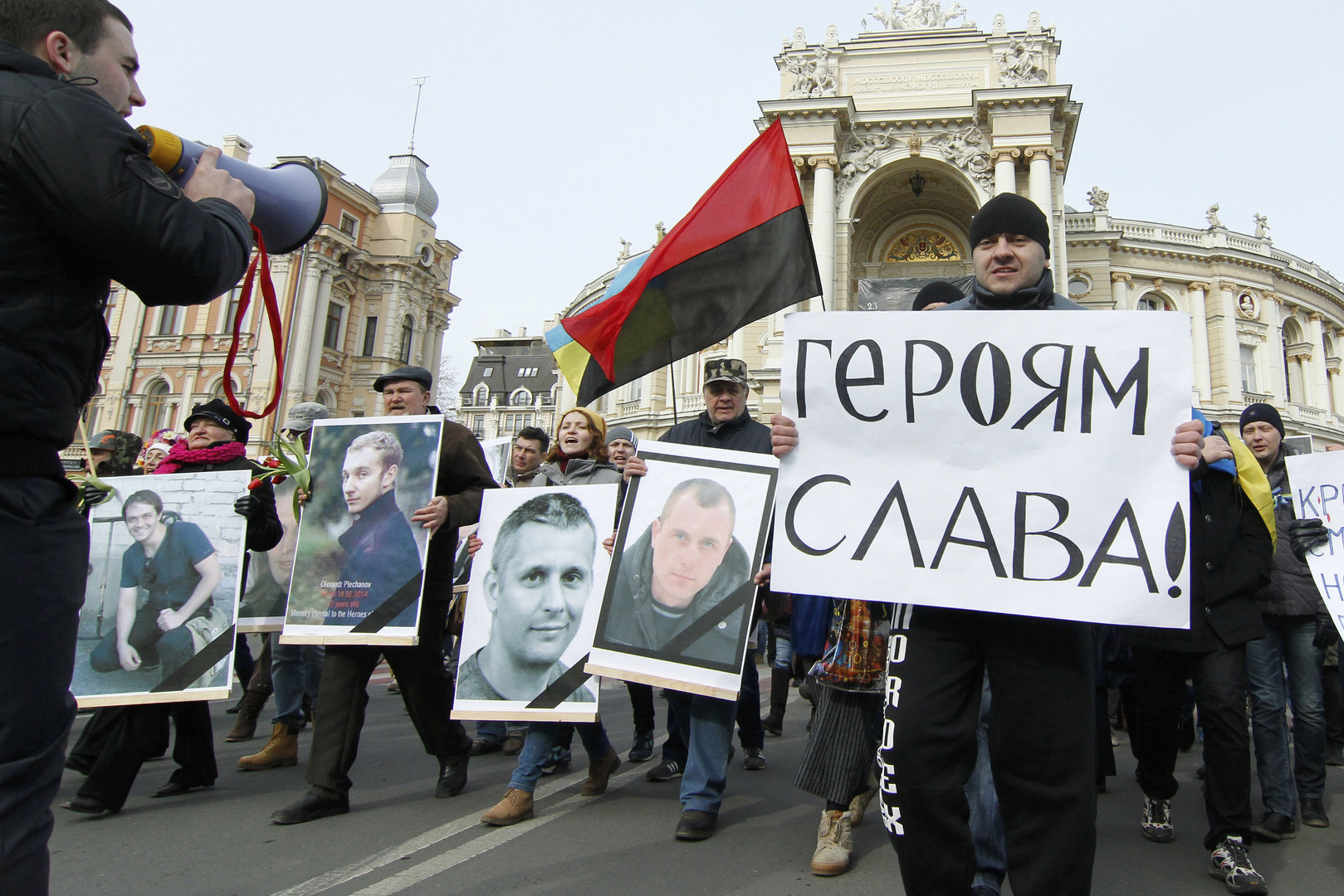 Героям слава: на Украине высшую награду чаще всего получают депутаты и чиновники