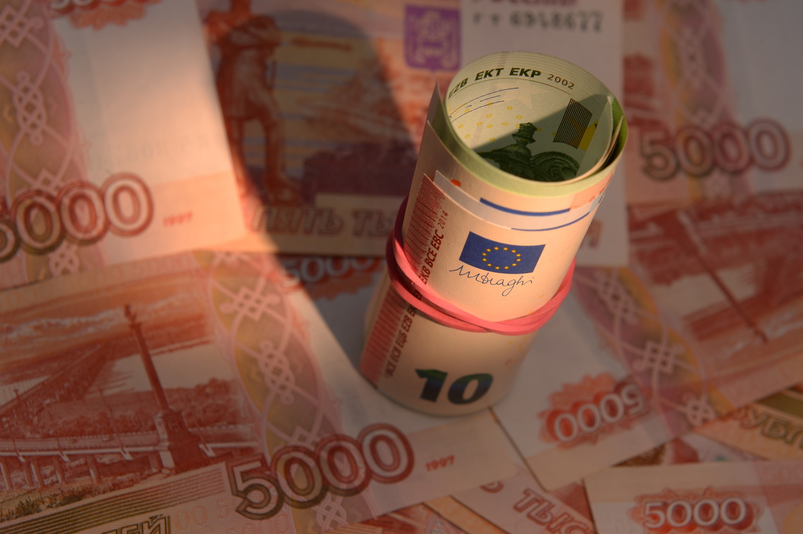 Курс евро впервые в 2016 году упал ниже 72 рублей
