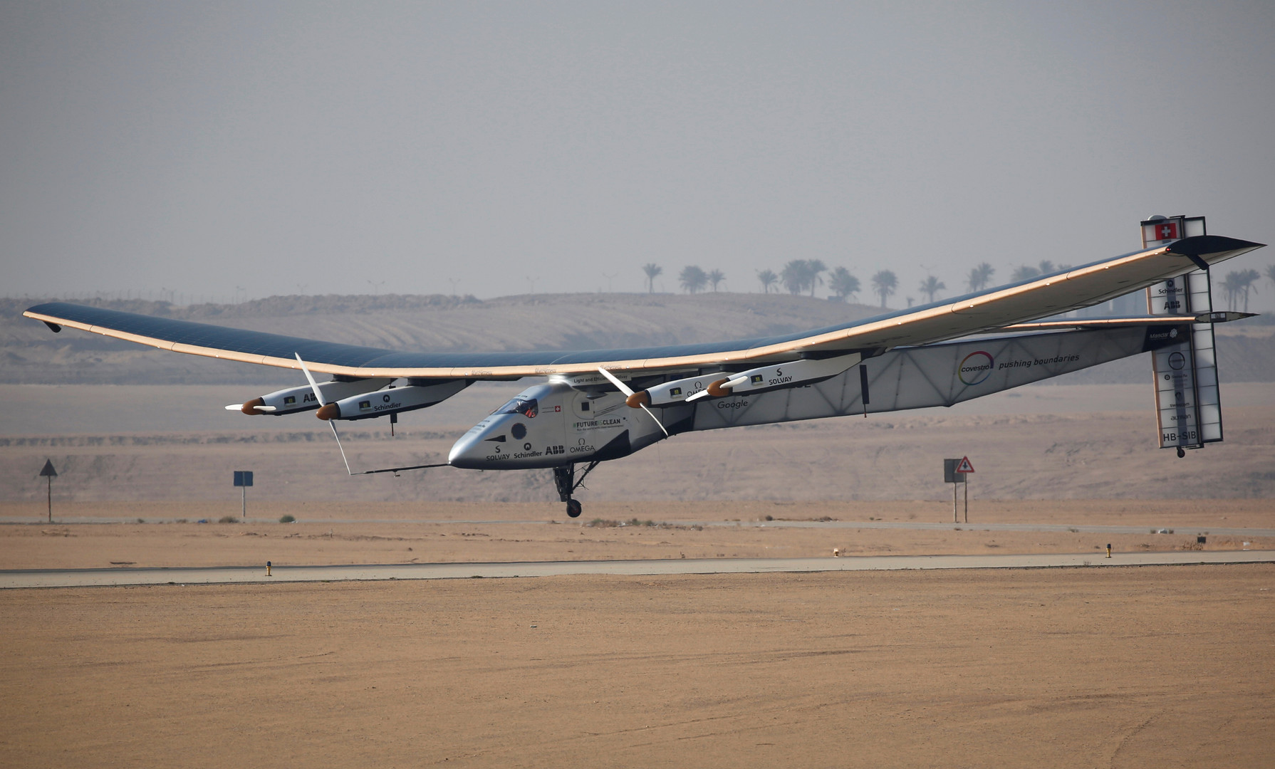Самолёт на солнечных батареях Solar Impulse 2 завершил кругосветное путешествие