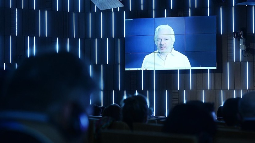 Джулиан Ассанж — RT: Саудовская Аравия может быть крупнейшим спонсором Клинтонов