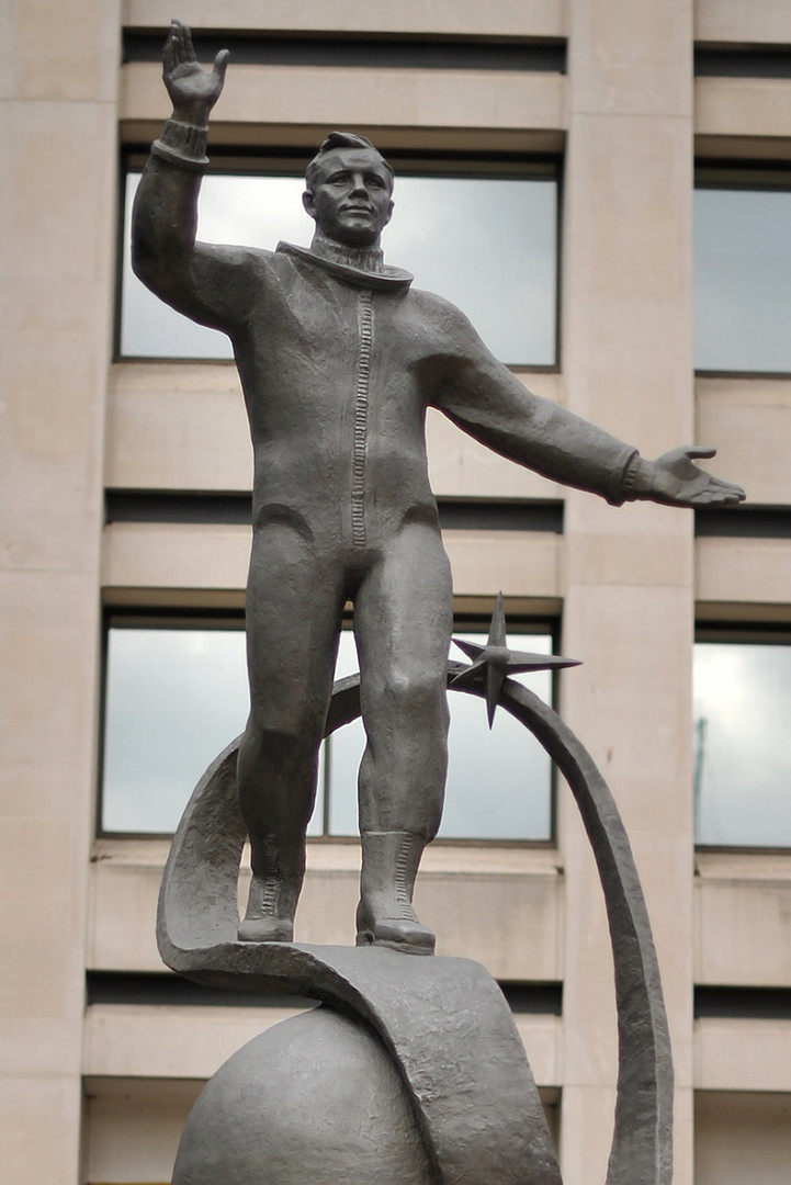 Памятник первому полету в космос. Памятник Юрию Гагарину (Лондон). Памятник Юрию Гагарину в л.