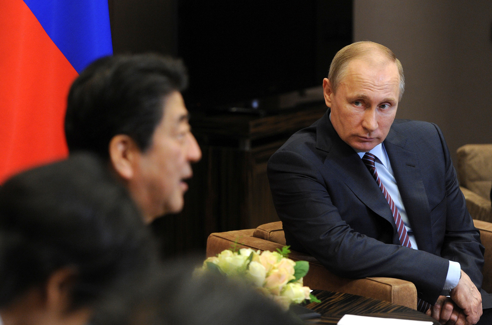 Japan Times: На переговорах Путина и Абэ будет больше экономики, чем Курил