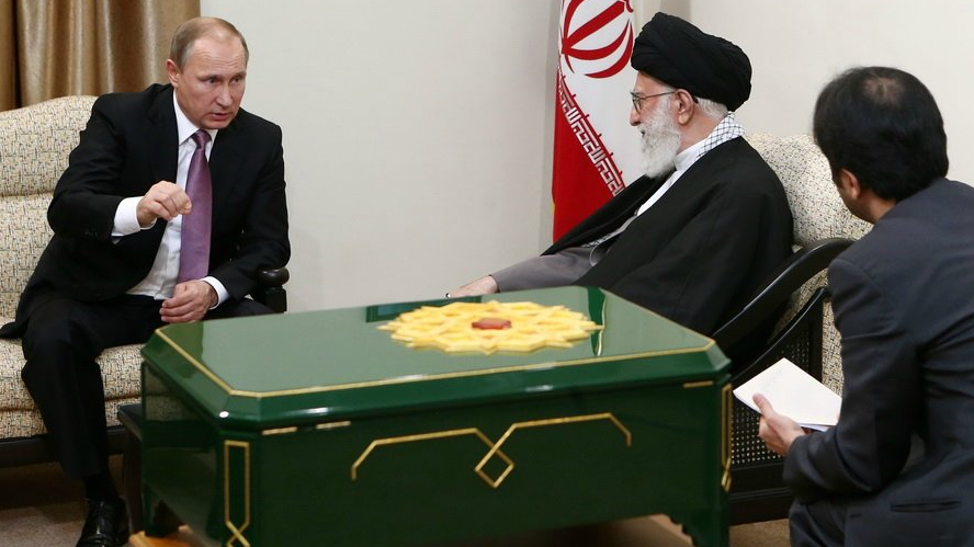 И королям, и школьникам: кому и что дарил Путин за последние годы