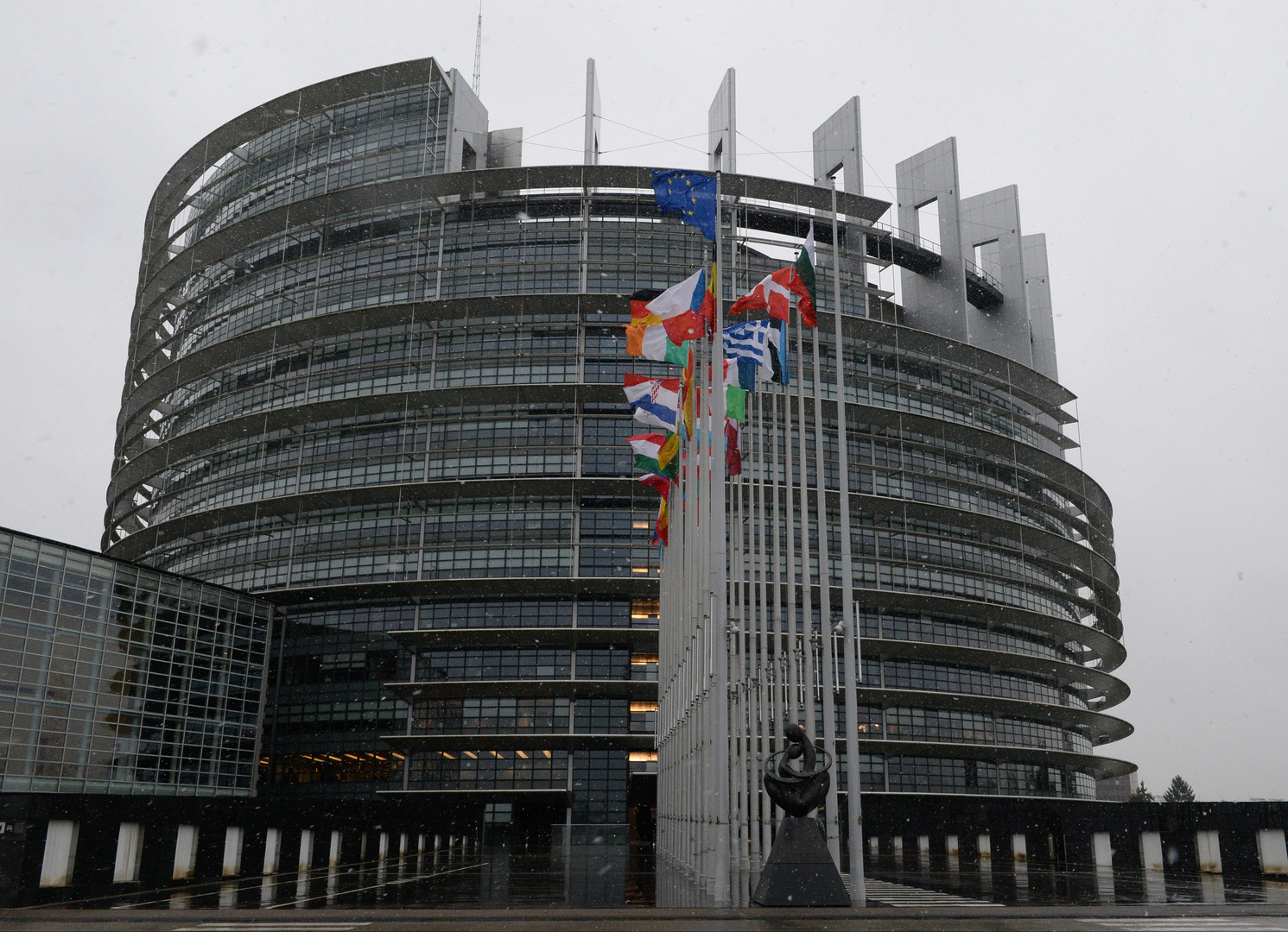 В ЕС проведут политзанятия: Европарламент вновь озабочен борьбой с RT