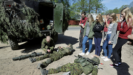 Студенты и школьники наблюдают за эстонскими военнослужащими, участвующими в учениях Spring Storm