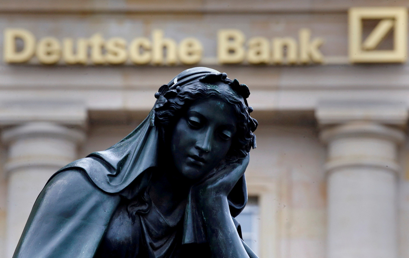 Срывают банки: на фоне тяжелейшего кризиса Deutsche Bank уволит 5000 сотрудников
