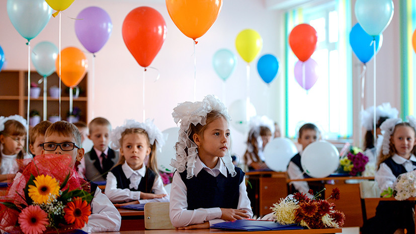 родители жалуются на многочасовые очереди для записи в школы