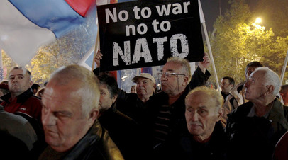 Демонстранты во время марша протеста против НАТО в Черногории