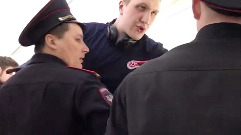 «Стыд и позор»: снятому с рейса из-за слишком длинных ног волейболисту грозят судом