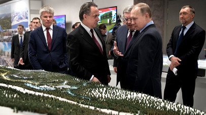 Владимир Путин во время осмотра макетов спортивных объектов, строящихся к проведению зимней Универсиады в 2019 году в Красноярске.