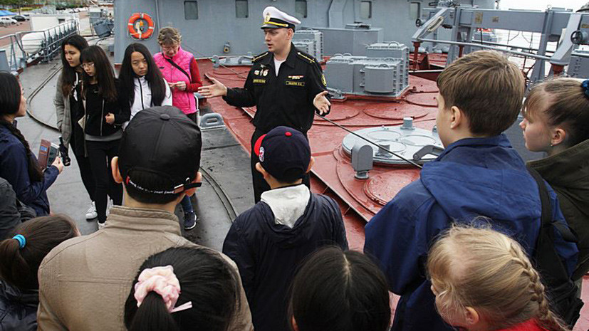 Корейским школьникам провели экскурсию по зашедшему в Пусан крейсеру «Варяг»