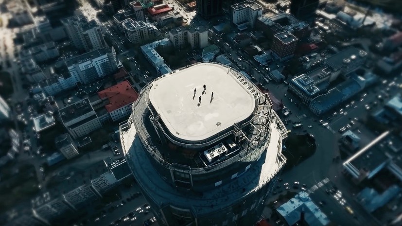«Давай поженимся» Шараповой и футбол на крыше небоскрёба: околоспортивные события недели