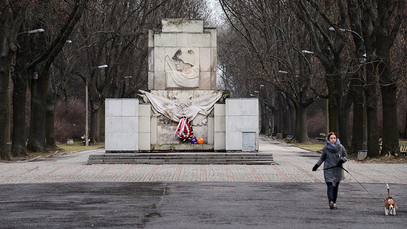 История с пробелами: в Польше объявили войну монументам в честь героев ВОВ