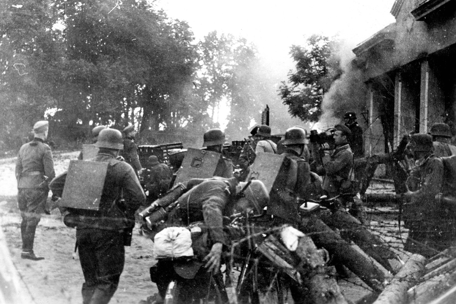 Первые дни великой. Солдаты вермахта июнь 1941. Фашисты напали на СССР 1941. 22 Июня 1941 немецкие войска пересекают границу. Солдаты вермахта 22 июня 1941.