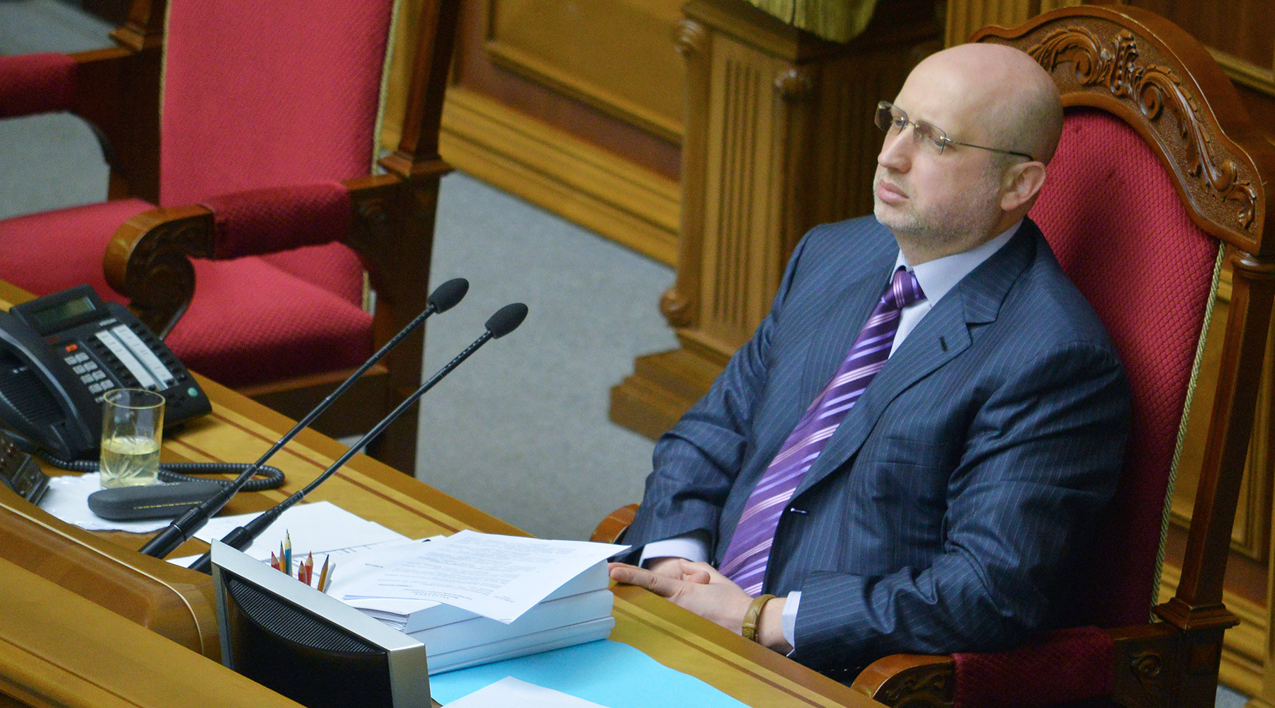 Турчинов предложил пускать россиян на Украину по биометрическим загранпаспортам